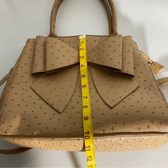 Crossi Woman’s Ostrich Faux Leather Bow Camel Tan Double Pocket Gold Zip Bag - Picture 16 of 16